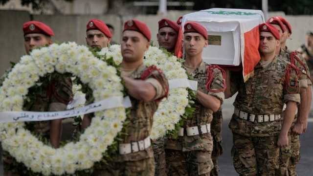 لبنان يودّع 6 جنود قضوا في انفجار مستودع أسلحة جنوبي البلاد