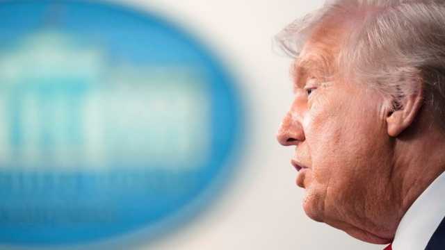 عاجل. قبل ساعات من انتهائها.. ترامب يمدد هدنة الرسوم الجمركية مع الصين 90 يومًا