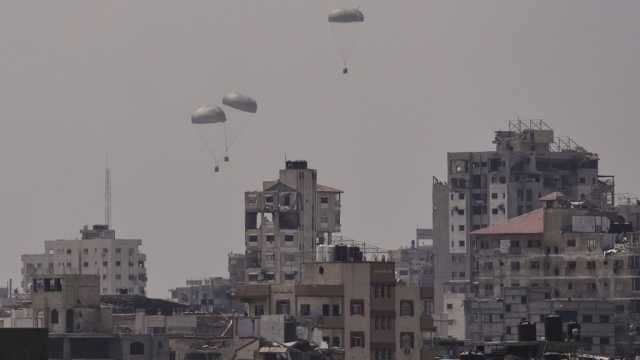 إسقاط المساعدات فوق غزة يتواصل وسط تشكيك بمدى فعاليتها