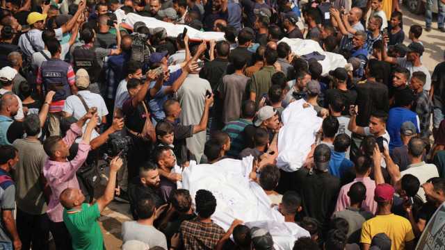 31 قتيلاً في 24 ساعة.. تشييع فلسطينيين قتلوا خلال انتظارهم المساعدات في غزة