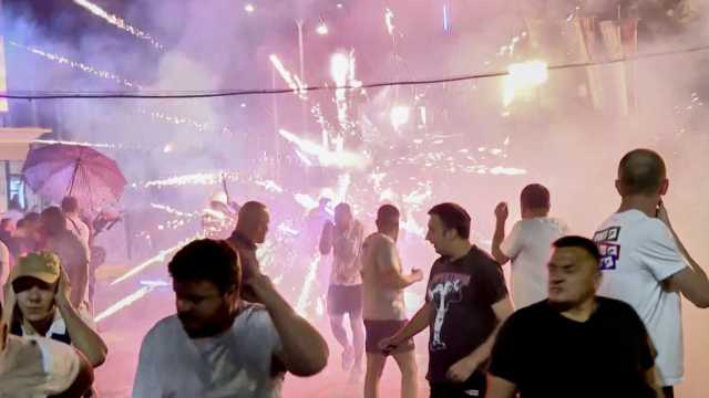 العنف يشعل شوارع صربيا.. أنصار الحكومة ومعارضون لها يدخلون في مواجهة مباشرة