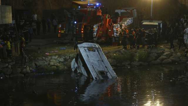 18 قتيلاً في كارثة سقوط حافلة بوادي الحراش بالجزائر.. حداد وطني وتحقيق لكشف الأسباب