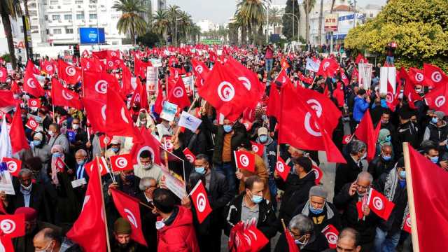 تونس.. سجن قاضٍ معارض ترشح للرئاسة ومواجهة مرتقبة بين سعيّد وأكبر اتحاد عمالي في البلاد