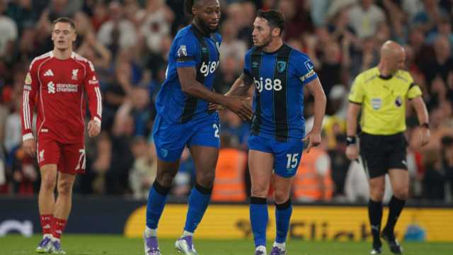 انطلاق الدوري الإنجليزي.. اعتقال رجل بعد إبلاغ لاعب بورنموث عن إساءة عنصرية في مباراة ليفربول