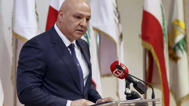 باراك وصل الى بيروت.. الرئيس اللبناني يؤكد أن سلاح حزب الله شأن داخل وبري يطمئن: لا خوف من حرب أهلية