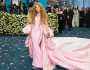 شاكيرا تتألق بفستان وردي في حفل ميت غالا 2025