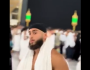 بصدرٍ عارٍ وحركات استعراضية.. معتمر يثير الجدل بجلسة تصوير أمام الكعبة