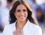 ميغان ماركل تثير الجدل بإطلالاتها الشتوية رغم الأجواء الحارّة .. معطف ووشاح