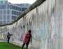 ازدهار تجارة قطع جدار برلين رغم مرور 35 عاما على هدمه