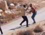 شاهد.. مستوطن يطلق النار على فلسطيني تحت حماية جنود الاحتلال