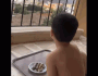 بالفيديو.. طفل لبناني يتحدّى القصف بـالحلوى!