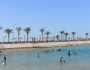 توافد المواطنين على شواطئ الغردقة هربا من الحر.. عوم بالنهار وسهرات ليلية