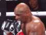 بعد خسارته من جيك بول.. لماذا يعض مايك تايسون قفازاته في أثناء النزال؟
