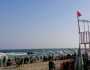 رفع الرايات الحمراء على شواطئ الإسكندرية غربا لارتفاع الأمواج