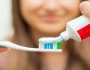يعالج الكسور الناتجة عن هشاشة العظام.. اكتشاف مكون سحري في معجون الأسنان