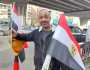 «مدحت» يسترزق من بيع أعلام مصر أمام لجان القاهرة: «تجربة حلوة وكلنا بنفرح»