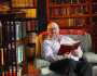 قصة «كريس» عاشق الكتب.. يملك 12 ألف مؤلف ويقرأ 300 كل عام