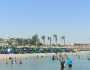 رغم انحسار مياه البحر.. إقبال على شواطئ الغردقة هربا من الطقس الحار (صور)