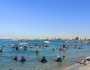 إقبال كبير على شواطئ مرسى مطروح هربا من حرارة الجو (صور)