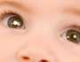 انتبه لظهور نقطة بيضاء في عين الطفل.. قد تكون مؤشرا لمرض خطير