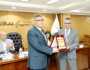 محافظ الجيزة يكرم مدير الطب البيطري لبلوغه سن التقاعد