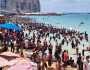 تباين في إقبال المصطافين على شواطئ الإسكندرية: الشرق يكتظ بالزوار والغرب يترقب