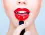 ملمع الشفاه أم أحمر الشفاه: كيف تختارين المنتج المناسب لك؟