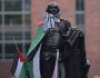 في خضم الاحتجاجات الجامعية الامريكية المؤيدة للفلسطينيين .. تمثال جورج واشنطن يتوشّح العلم الفلسطيني