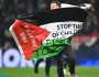 مشجع يقتحم ملعب مباراة بدوري أبطال أوروبا ويرفع علم فلسطين