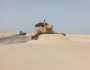 سلطات حضرموت تزيل الكثبان الرميلة بعد عرقلتها الطريق الدولي بين حضرموت وعدن
