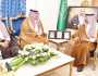 أشاد بدعم القيادة للتكافل والسلام.. أمير نجران يلتقي وفد الهلال الأحمر و”عطايا الخير”