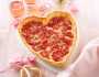 طريقة عمل بيتزا الجبن والطماطم علي شكل قلب