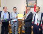 وزير الإعلام يزور مكتب حماس ويسلّم شهادات تكريمية للإعلاميين الفلسطينيين