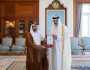 أمير قطر يمنح سفير الإمارات “وسام الوجبة”