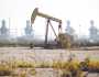 تراجع طفيف لأسعار النفط وسط عوامل متباينة