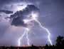 الأرصاد والدفاع المدني تحذر من مخاطر البرق القادم من السحب
