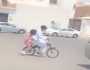 طفل يوصل أخته للروضة بالدراجة الهوائية .. فيديو
