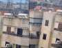 لحظة سقوط صبي من الدور الرابع أثناء محاولته مساعدة جاره .. فيديو