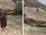 مسن يثير الجدل بعد تسلقه صخور عالية بشكل سريع .. فيديو