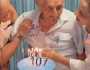 مسن يحتفل بعيد ميلاده الـ 107 .. فيديو