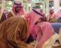 ولي العهد يقبّل رأس مفتي عام المملكة أثناء تأديته صلاة الميت الأمير محمد بن فهد