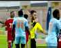 لاعب كاظمة يوجه لكمة بوجه لاعب النصر في الدوري الكويتي .. فيديو
