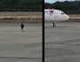 رجل يحاول إيقاف طائرته عن الإقلاع بطريقة جنونية .. فيديو