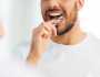 إهمال تنظيف الأسنان قد يزيد خطر الإصابة بالنوبات القلبية