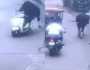 ثور “مشاكس” يسرق دراجة نارية في الهند.. فيديو