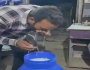 أحد بائعي الحليب بالهند يختبر جودته بطريقة غريبة .. فيديو