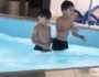 مقطع لطفلين يصليان داخل مسبح يثير الجدل ..فيديو