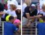 رجل يخطف هدية طفل أثناء بطولة أمريكا للتنس.. فيديو