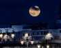 صور مذهلة.. القمر الأزرق العملاق يزيّن سماء دول عربية (شاهد)