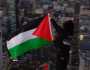 شاب أمريكي يرفع علم فلسطين فوق ناطحة سحاب بنيويورك.. مشهد يحبس الأنفاس (شاهد)